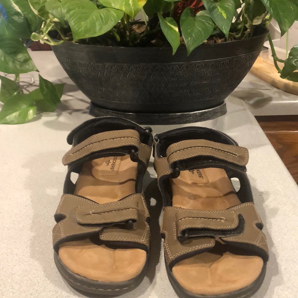 Dockers size 10M Man Made Leather Sandal with Memory Foam and Fusion Footbed